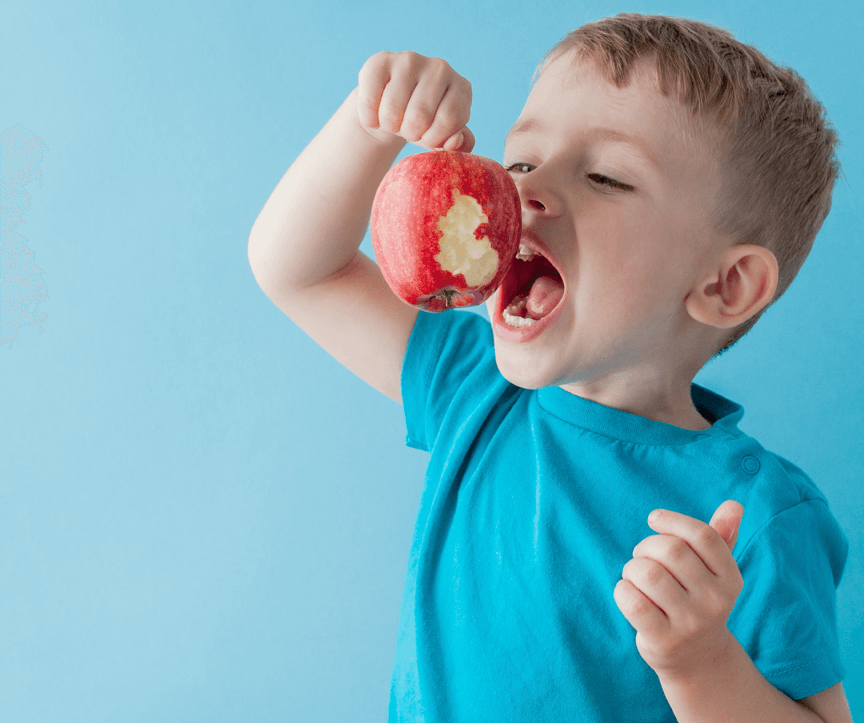 foto de um menino comendo uma maçã