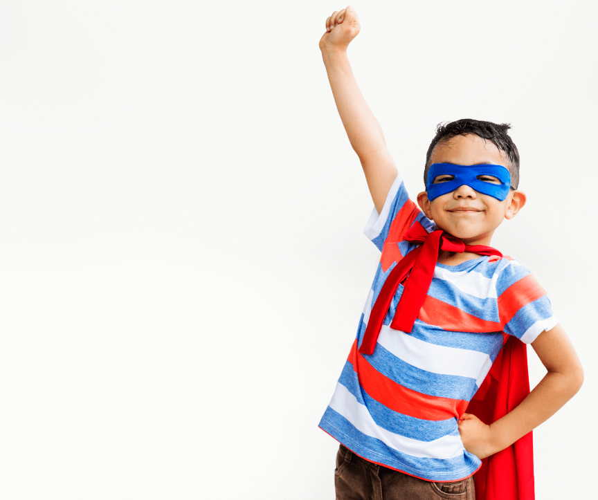 foto de um menino com roupa de super heroi levantando um dos braços em sinal de vitória